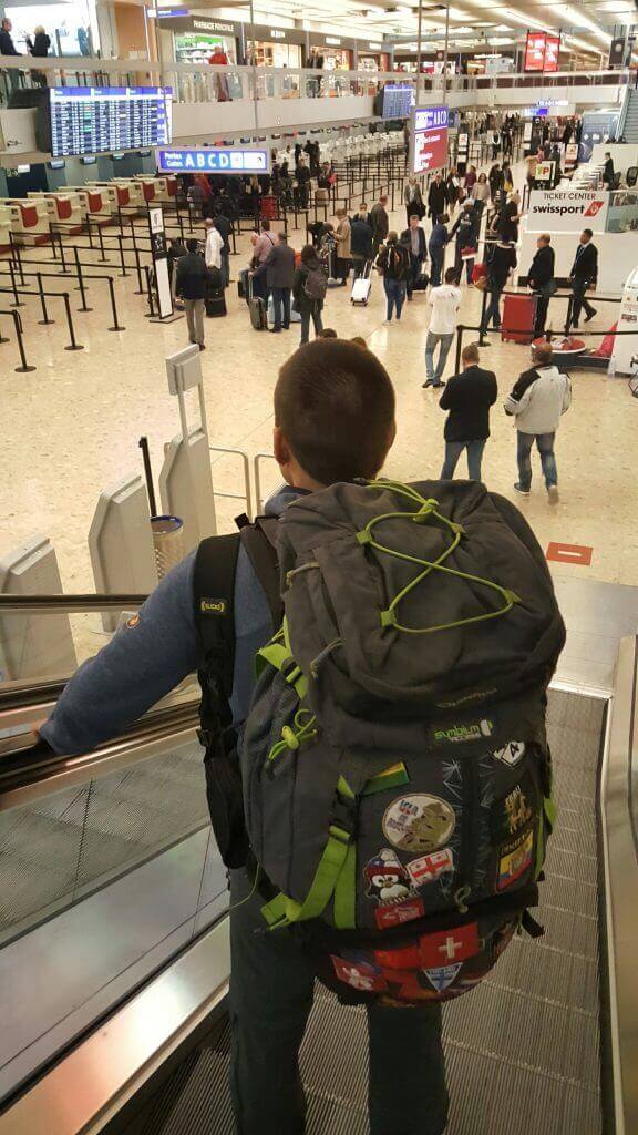 Benoit et son sac à dos de tour du monde à l'aéroport