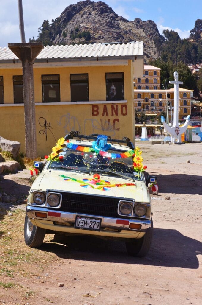 baptême des voitures à Copacabana en Bolivie