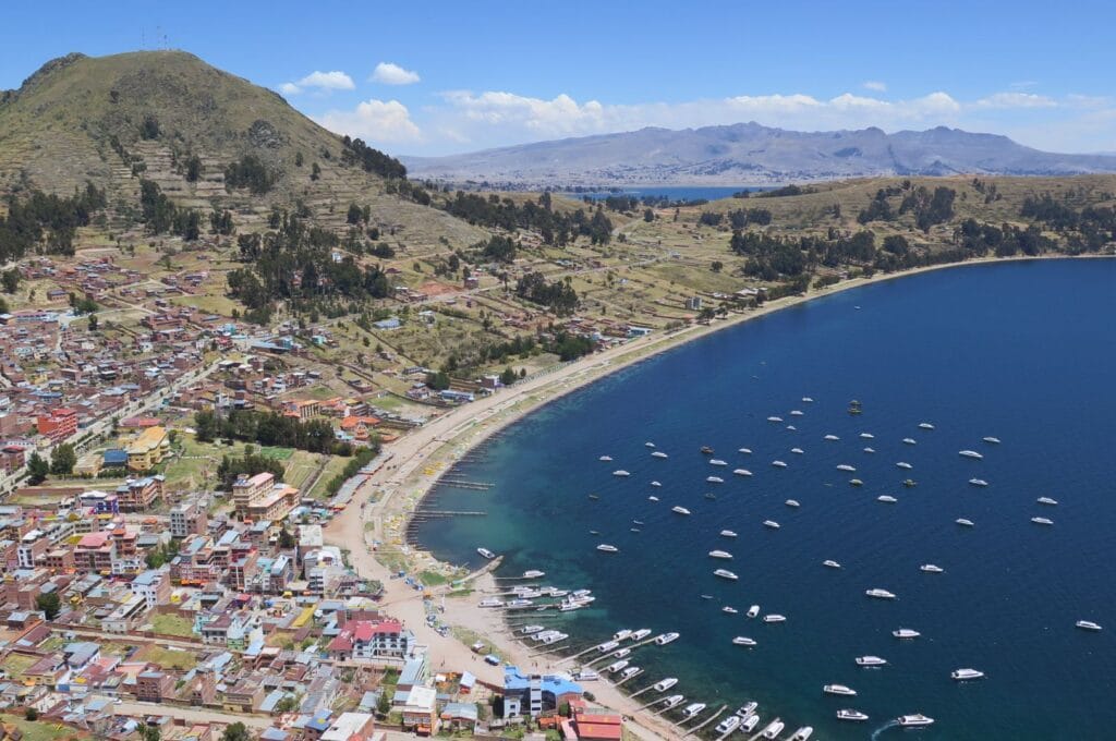 Vue sur copacabana et le lac titicaca en bolivie