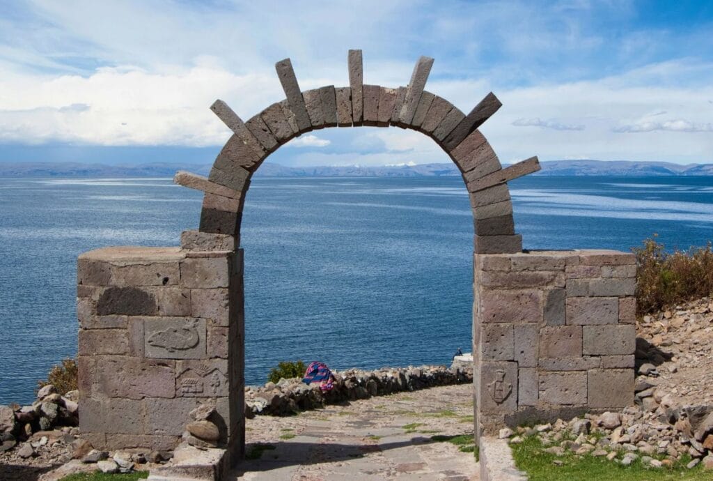 portail sur l'île amantani avec vue sur le lac Titicaca