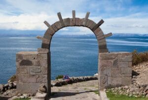 portail sur l'île amantani avec vue sur le lac Titicaca