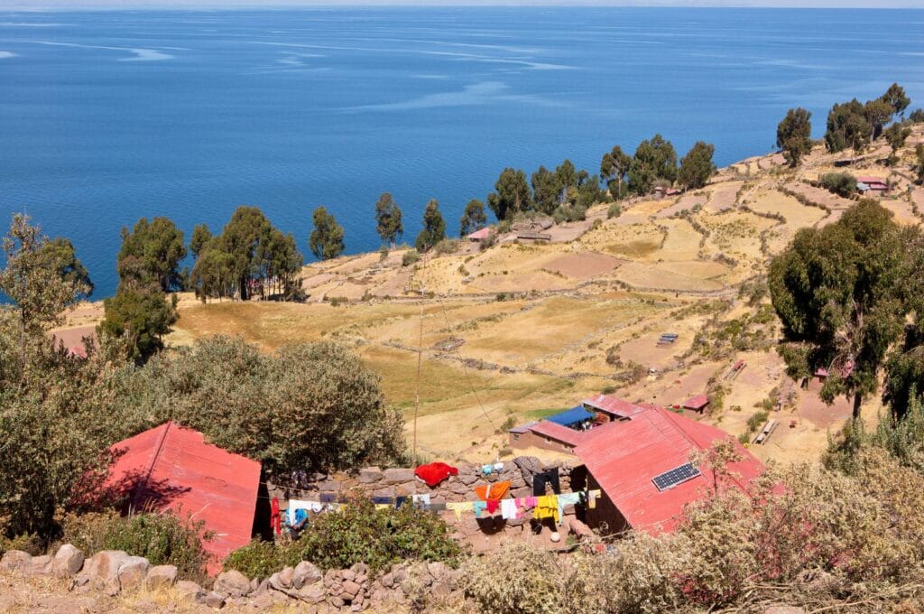 vue sur les cultures en terrasse de l'île Taquile sur le lac Titicaca