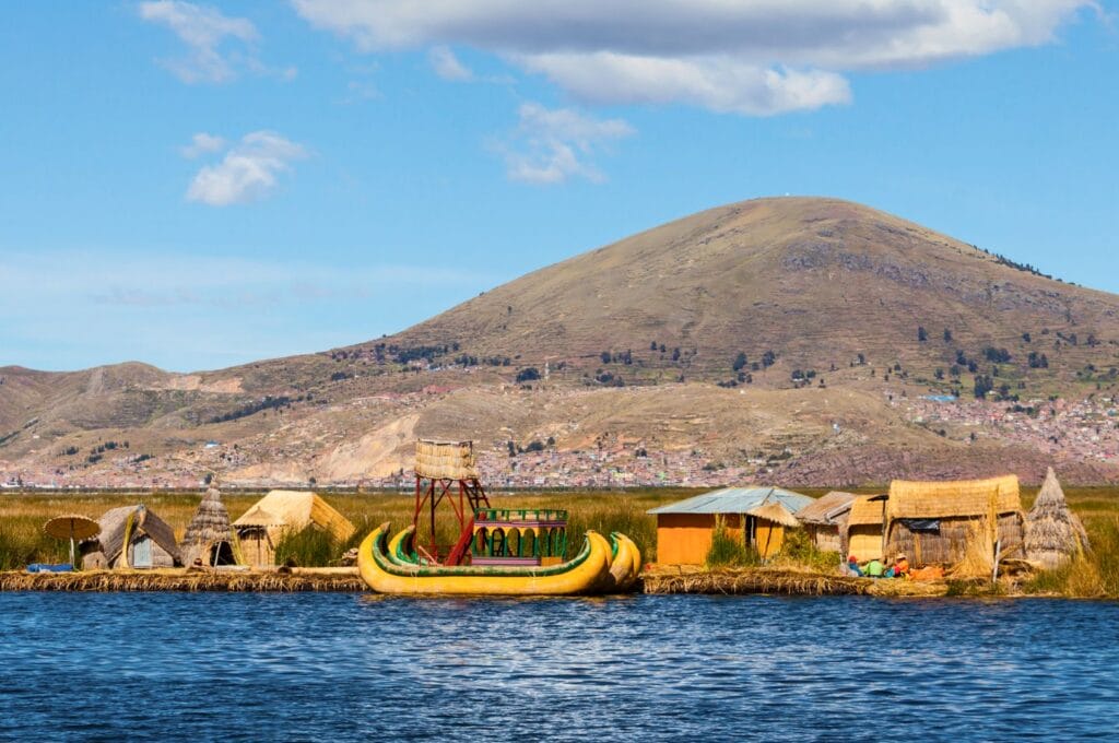les îles flottantes Uros sur le lac Titicaca