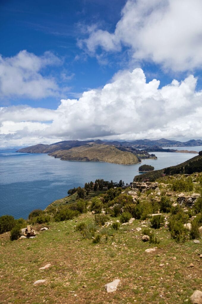 vue sur le lac titicaca depuis l'île du soleil