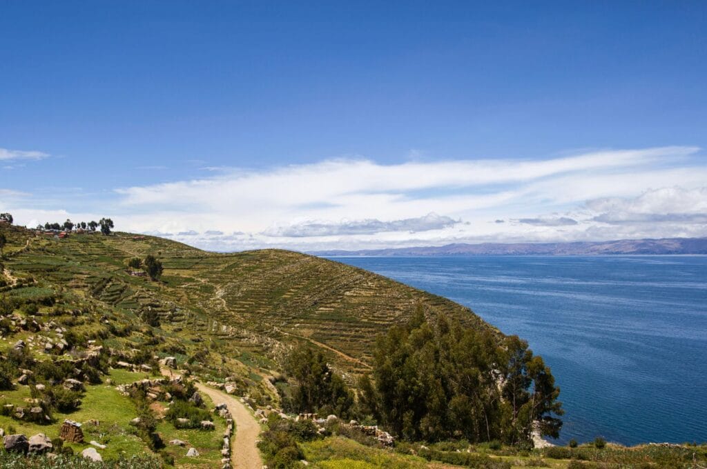 vue sur le lac titicaca et les cultures en terrasse depuis l'île du soleil