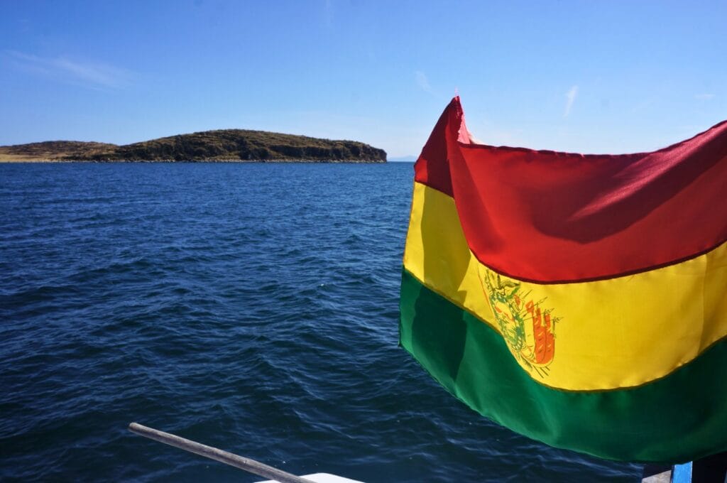 drapeau de la Bolivie sur un bateau du lac Titicaca