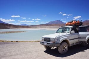 notre jeep devant une des lagunes du Sud Lipez