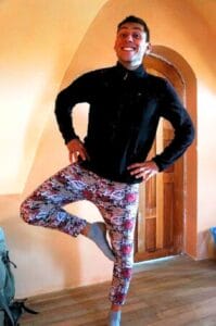 Benoit et son legging à fleurs acheté en Bolivie durant le tour du monde