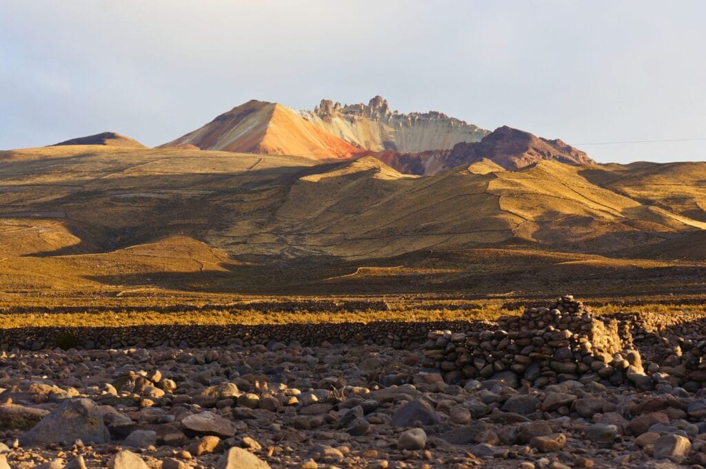 lever de soleil sur le volcan Tunupa en Bolivie