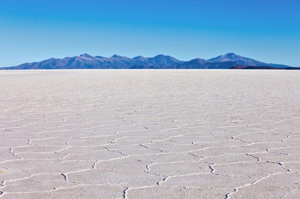 le désert d'Uyuni craquelé pendant la saison sèche