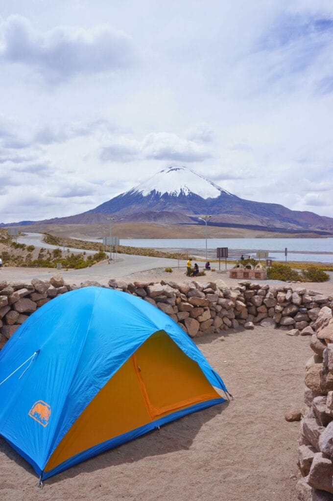 camping dans le parc national lauca au chili face au volcan Parinacota