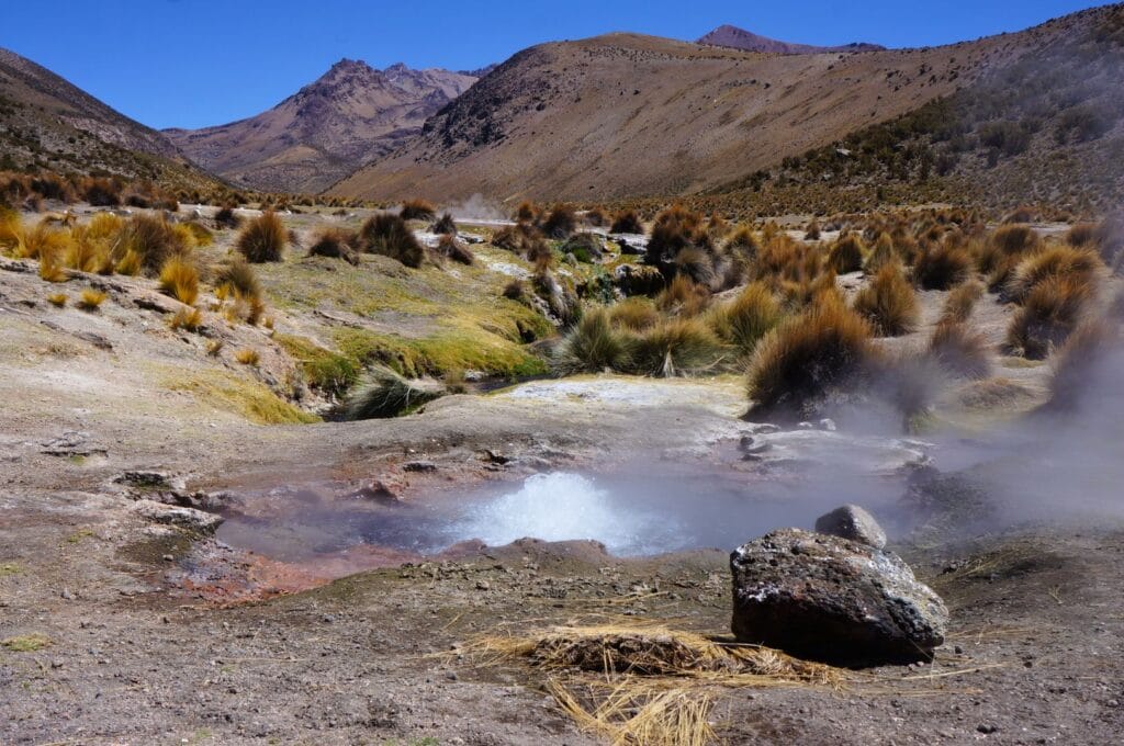 geysers juchusuma dans le parc national sajama en Bolivie