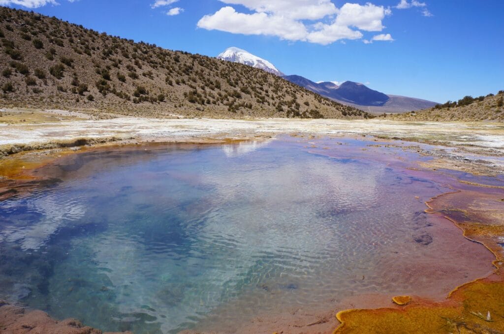 geysers juchusuma dans le parc national sajama en Bolivie