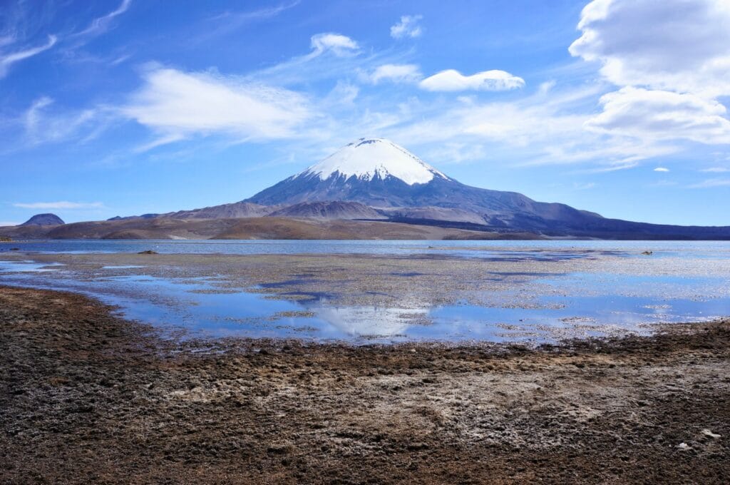 le volcan Pinacota et le lac Chungara dans le parc national Lauca au Chili