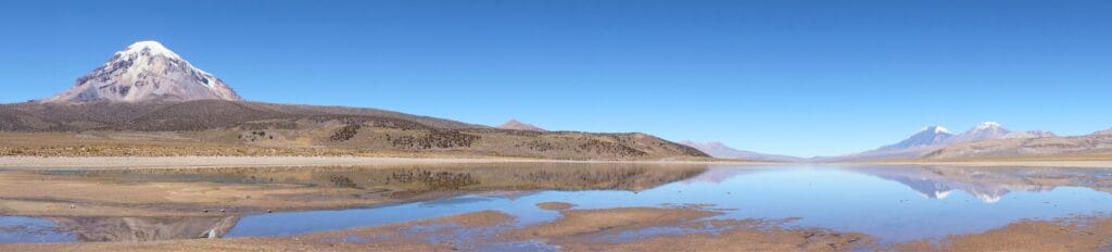 panorama depuis la laguna Huayñacota dans le parc national Sajama en Bolivie