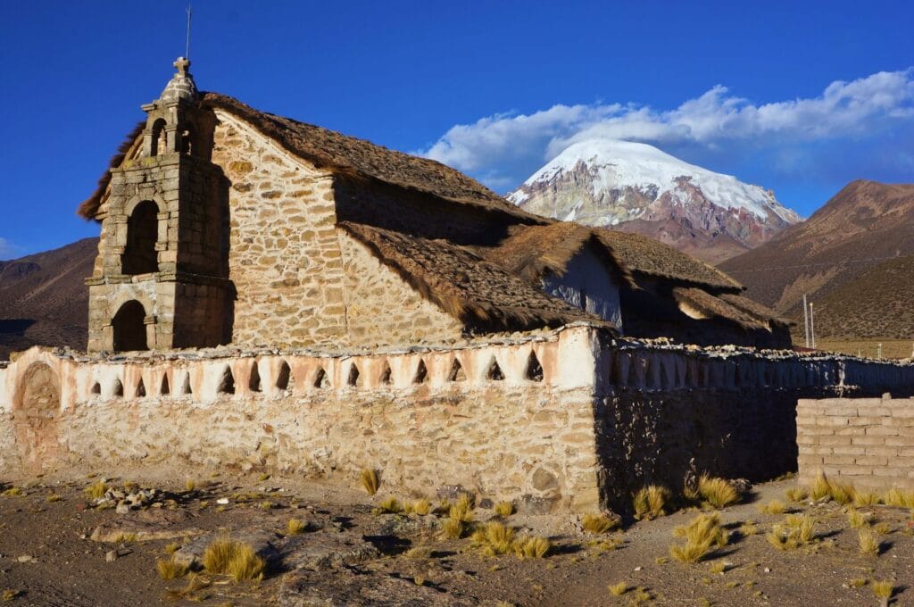 l'église du village Sajama en Bolivie