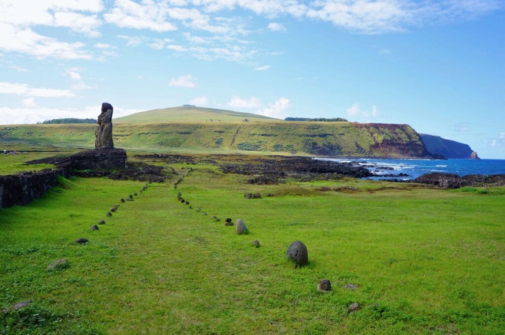 vue sur la côte et les moais Ahu Tongariki