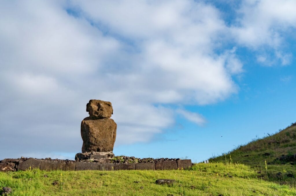 Moai au bord de la plage Anakena