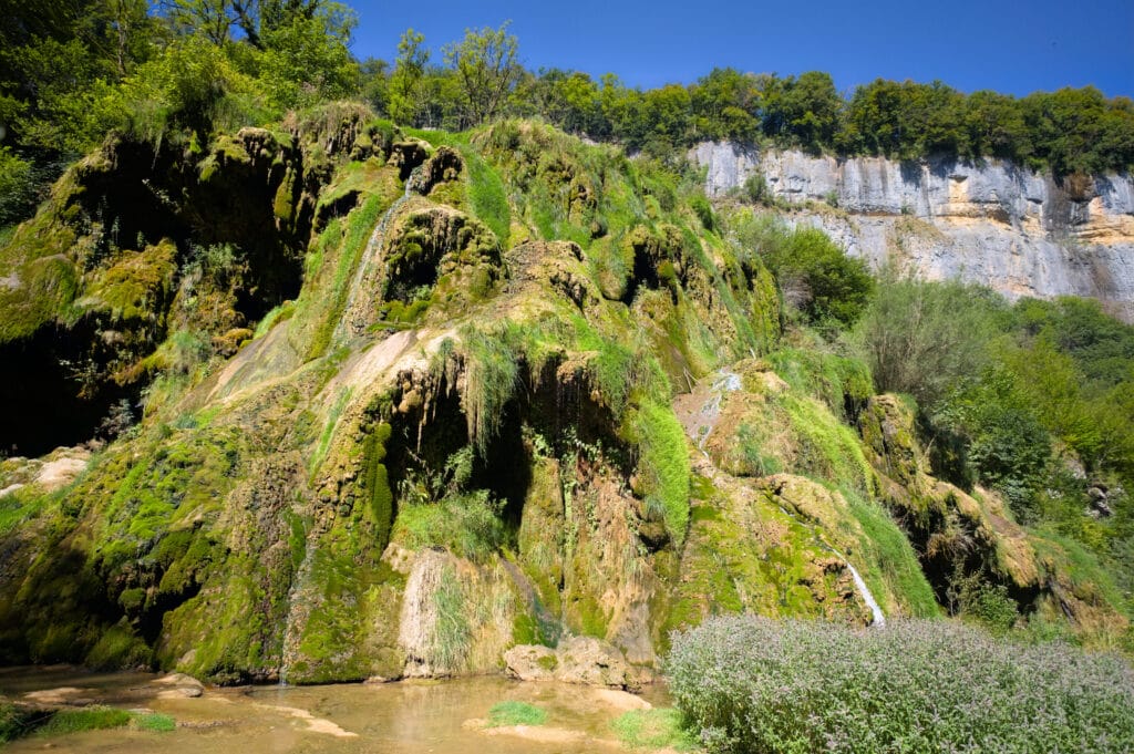 cascade des tufs en été