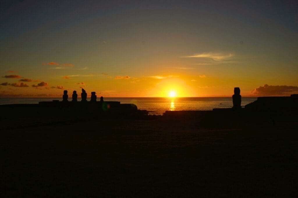 coucher de soleil derrière les moais Ahu Tahai