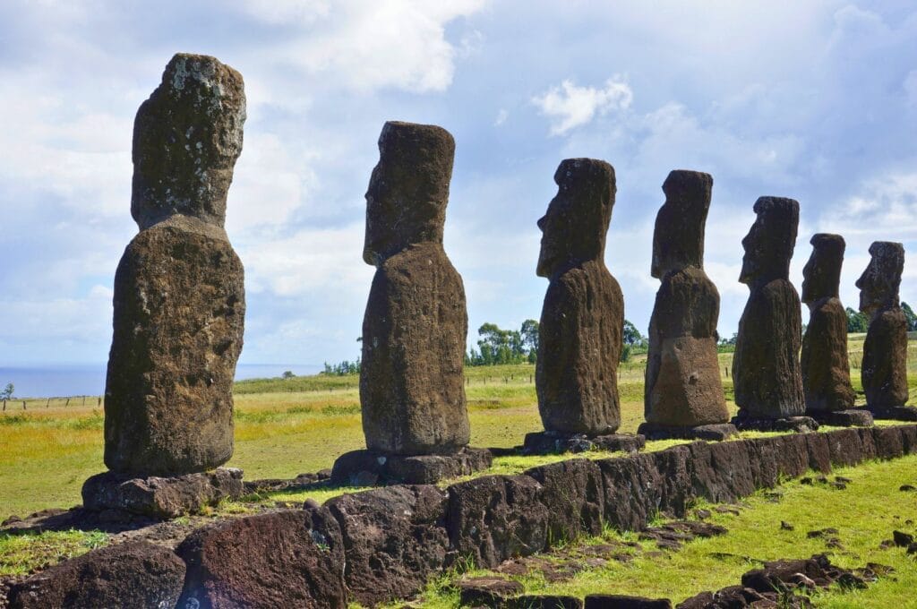 Les moais Ahu Akivi de l'île de Pâques