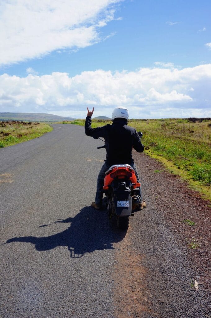 Benoit à scooter sur l'île de Pâques