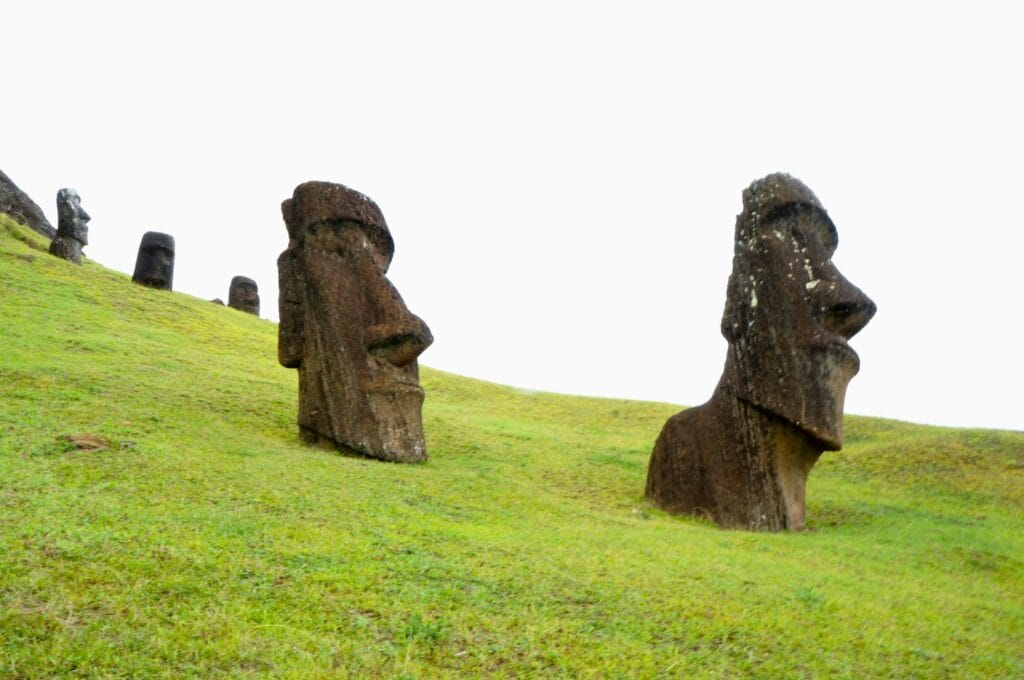 les statues dans le parc national de Rapa Nui