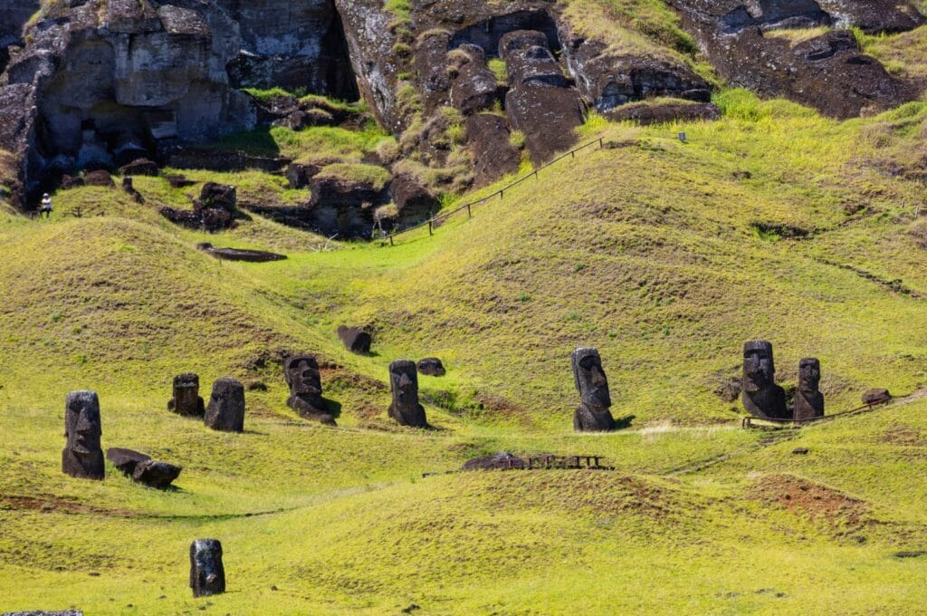 statues sur les flancs du volcan Rano Raraku