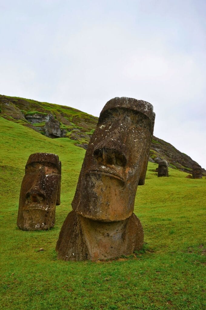 moais sur les flancs du volcan Rano Rorok