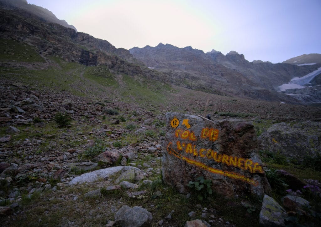 la bifurcation à gauche pour monter au col de Valcornière