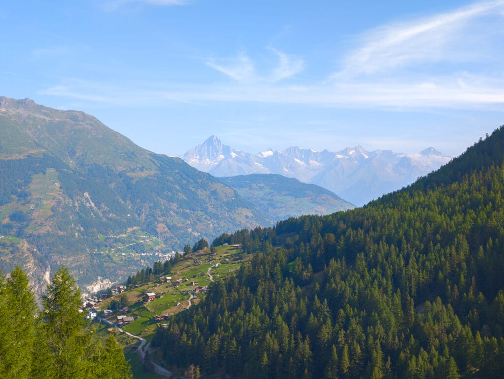 vue sur Gasenried depuis le sentier vers la Bordierhütte SAC