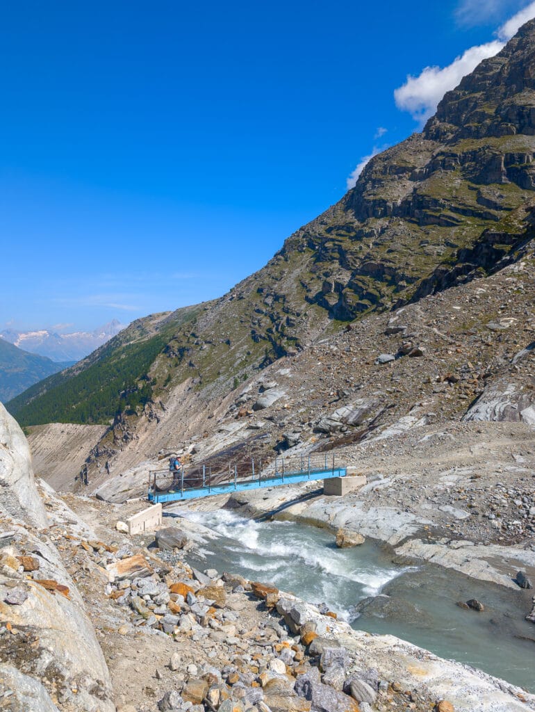 pont qui enjambe le courant Riedbach issu du glacier