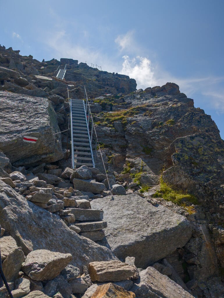 escalier qui mène à la Bordierhütte SAC