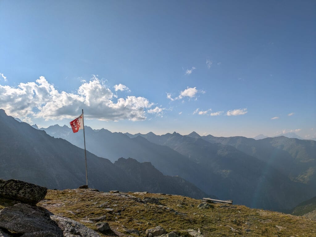 vue sur la vallée depuis la Bordierhütte SAC avec le drapeau du Valais