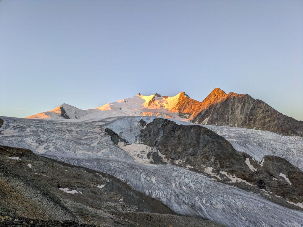 lever de soleil sur le Balfrin depuis le sentier vers Klein Bigerhorn