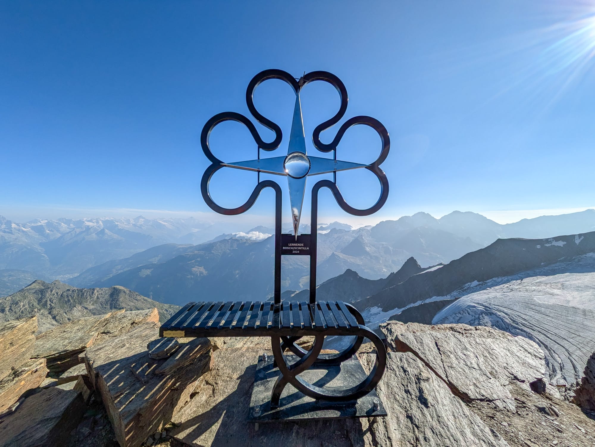 la croix au sommet du Gross Bigerhorn en Suisse