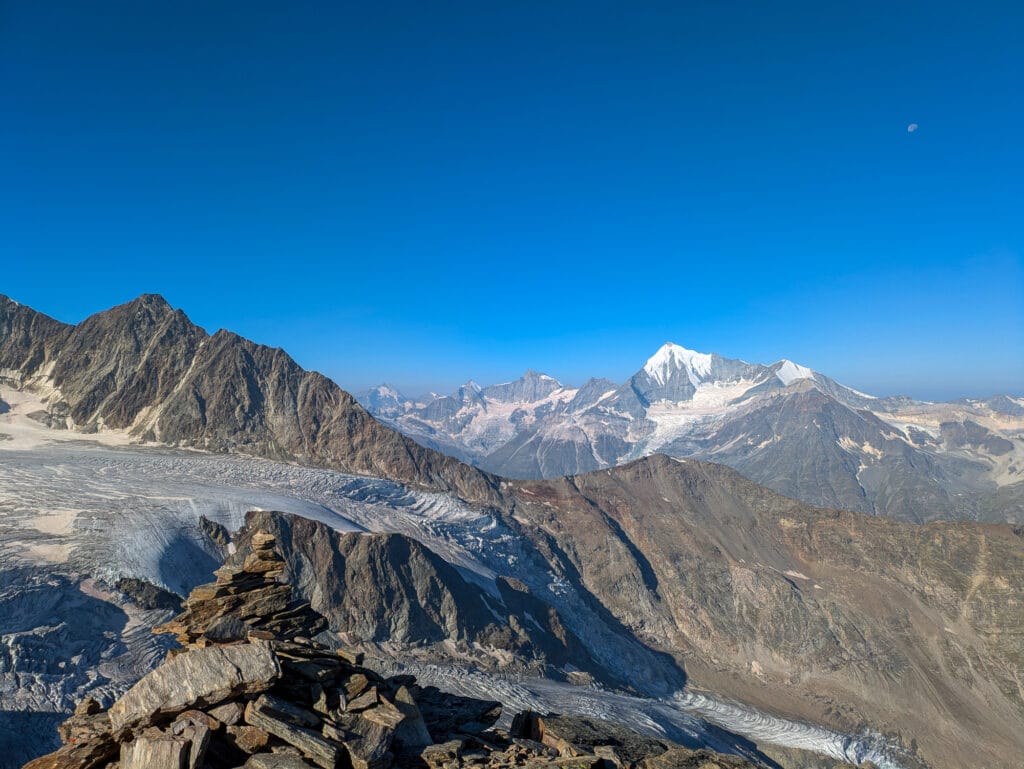 vue sur le Riedgletscher depuis le sommet du Gross Bigerhorn