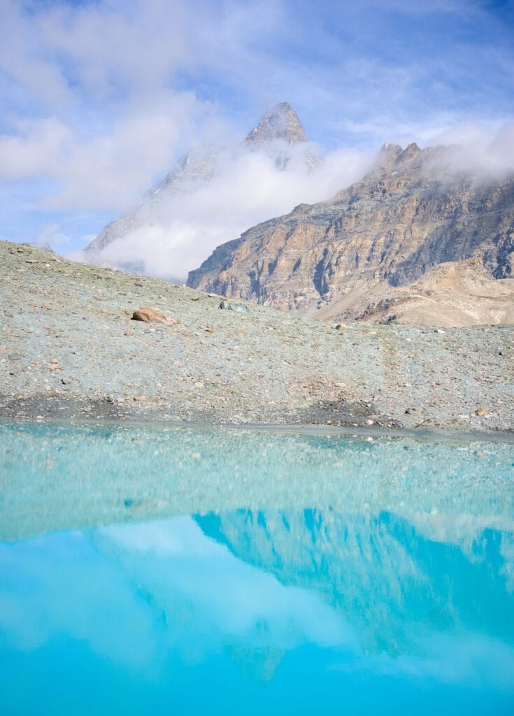 la bleu turquoise et le cervin en toile de fond