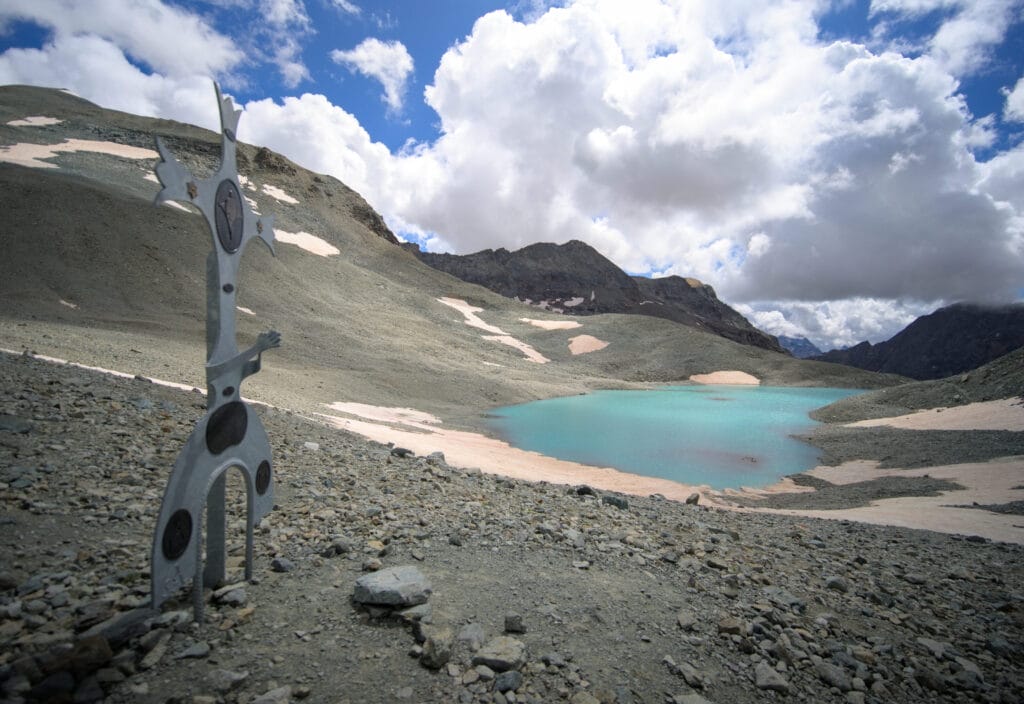 la croix et le lac magnifique du col collon