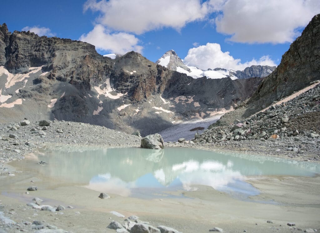 la Dent d'Hérens qui se reflète dans la gouille