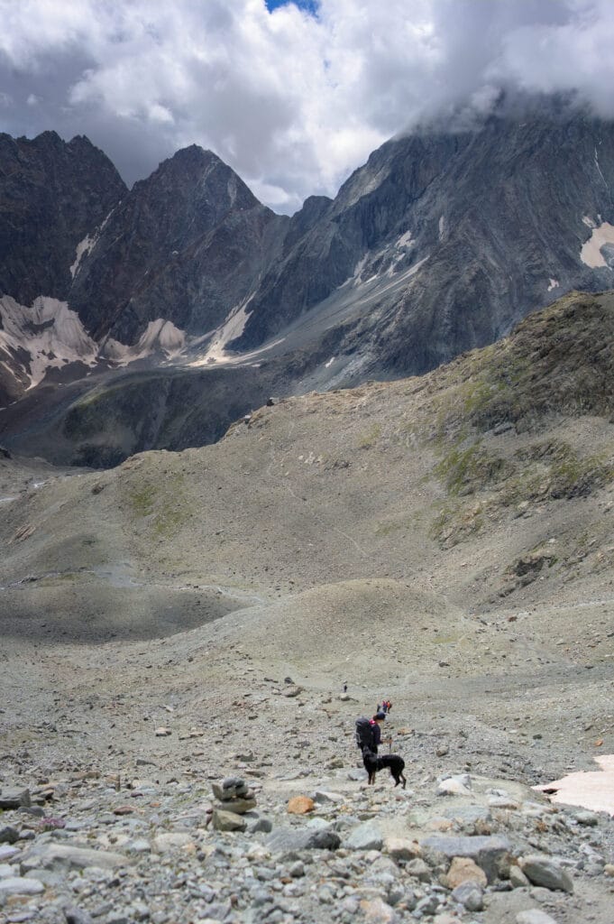 la descente vers le refuge Nacamuli depuis le col collon