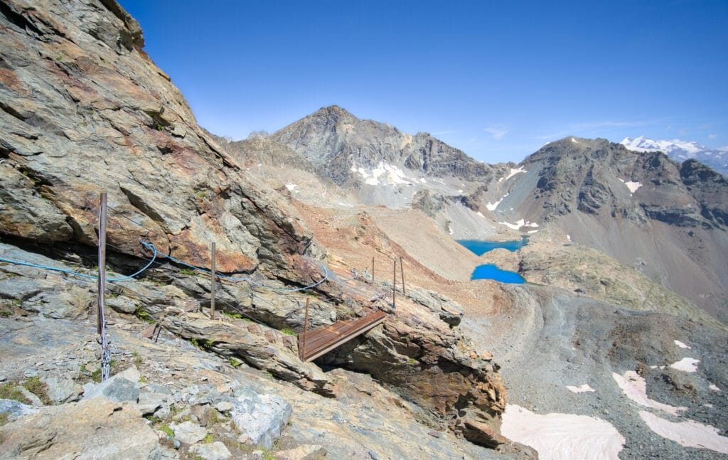 les équipements à la descente du col de Valcornière