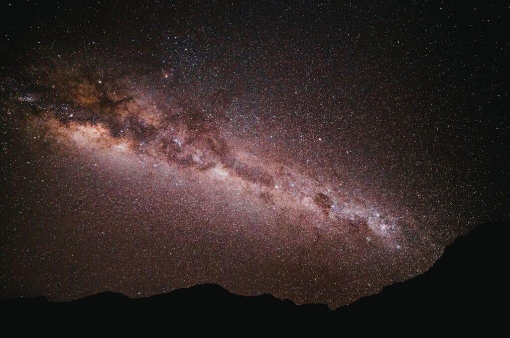 le ciel étoilé avec la voie lactée depuis le désert d'Atacama