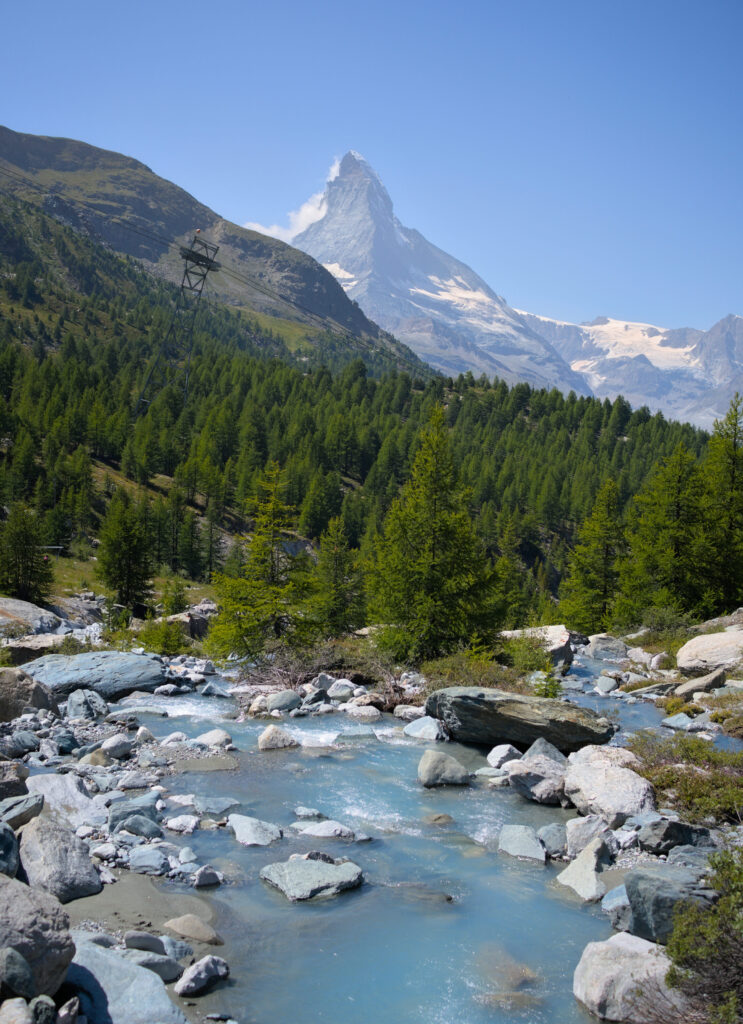 traversée du Findelbach avec vue sur le Cervin