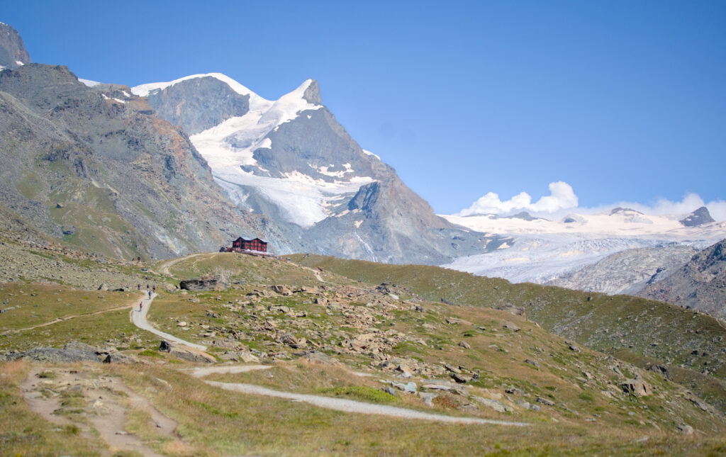 l'alpage de Fluh avec l'Alderhorn et le Strahlhorn en toile de fond