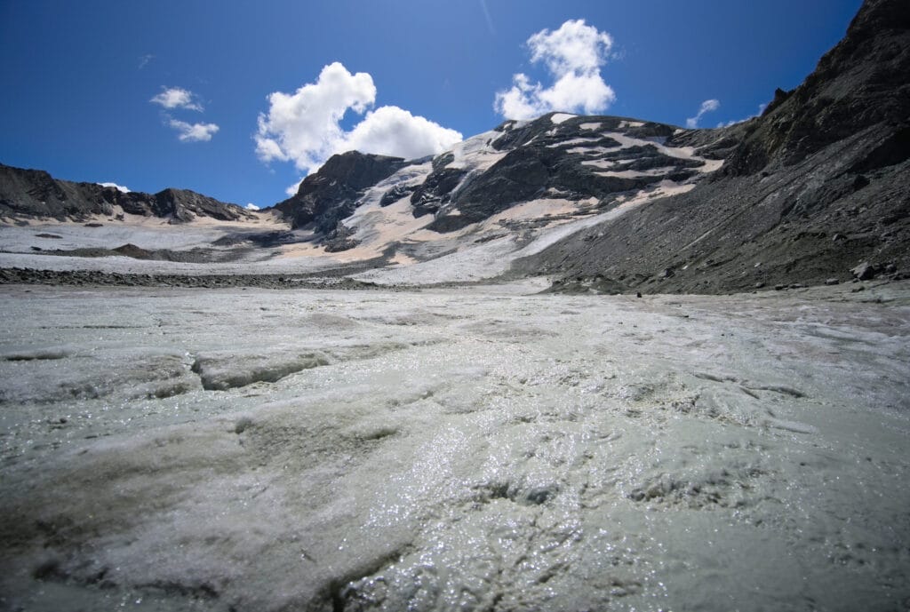 rivière sur le haut glacier d'arolla