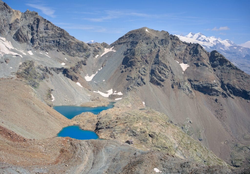 la vue sur les lac et le massif du Mont Rose depuis le col de Valcorniere