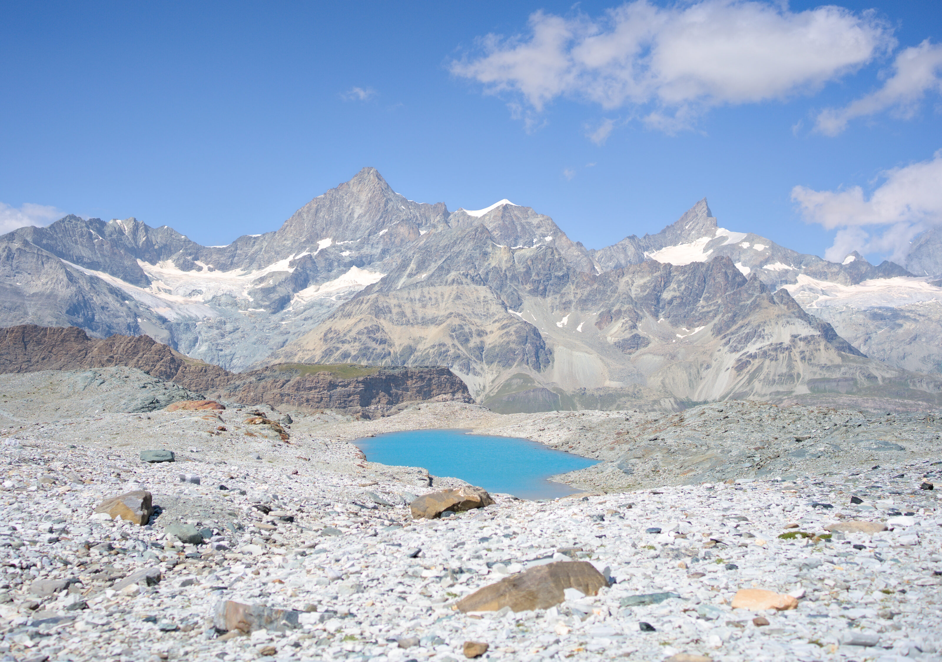 magnifique lac de montagne sur le matterhorn glacier trail