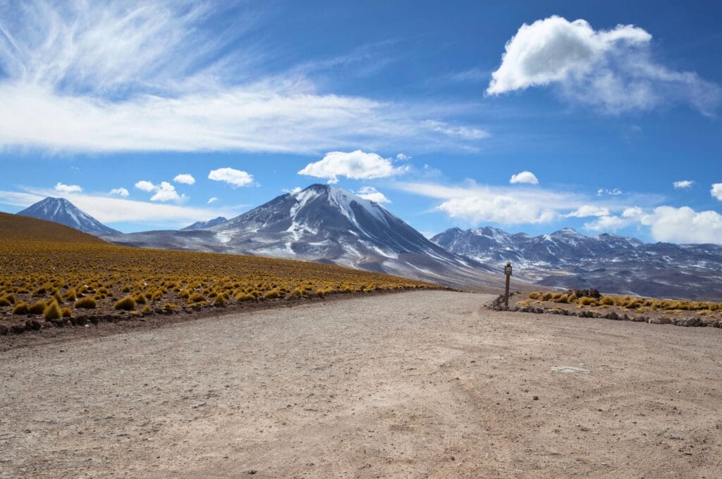 la route qui mène aux lagunes miscanti et miñques