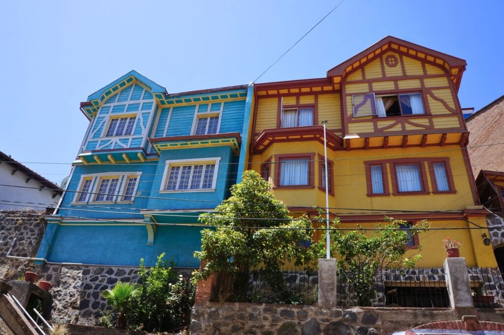 les maisons colorées sur un cerro de valparaiso